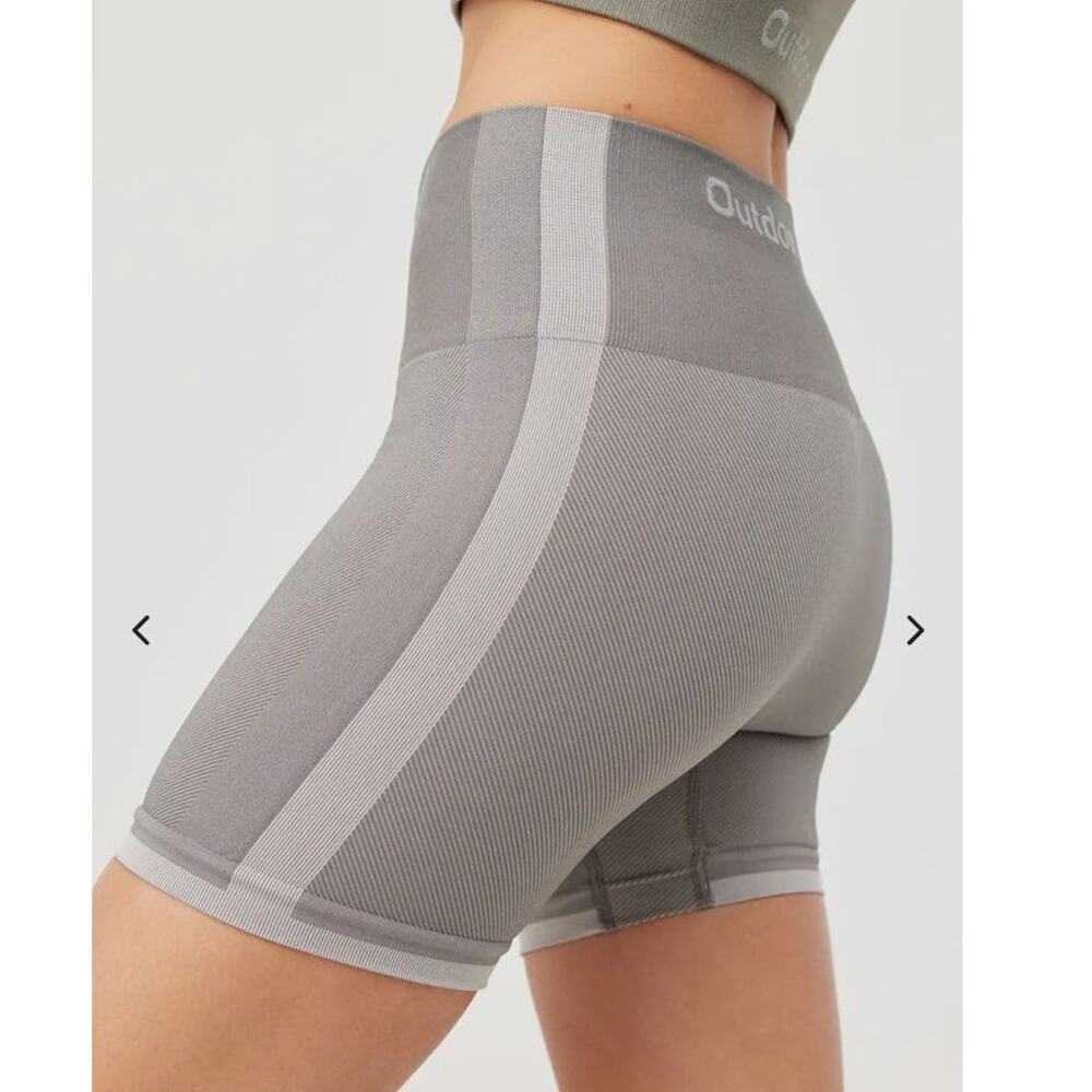 NWT Outdoor Voices SeamlessSmooth 4.5" Short - SMALL - Graphite/Dove - SMALL